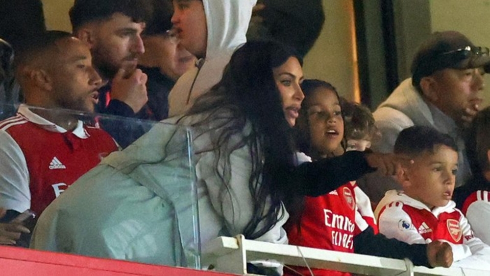 Kim Kardashian menyaksikan pertandingan Arsenal.