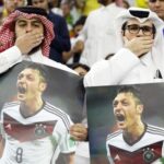 Aksi fans Qatar pajang foto Mesut Ozil.