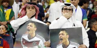 Aksi fans Qatar pajang foto Mesut Ozil.
