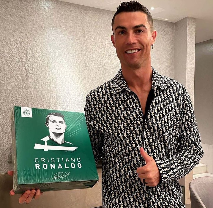 Cristiano Ronaldo dapat kado spesial.