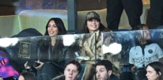 Kim Kardashian menyaksikan pertandingan PSG.