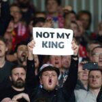 Suporter Liverpool ejek raja Inggris.