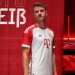 Thomas Muller jadi model jersey baru Bayern Munich 2023-24.