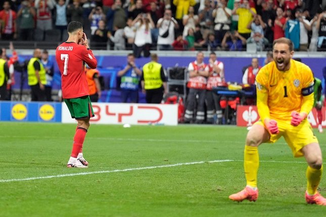 Jan Oblak berhasil menghalau penalti Cristiano Ronaldo pada laga Portugal kontra Slovenia.