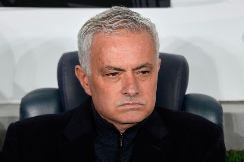 Mourinho Dilarang Dampingi Fenerbahce Tiga Laga Setelah Terkena Sanksi