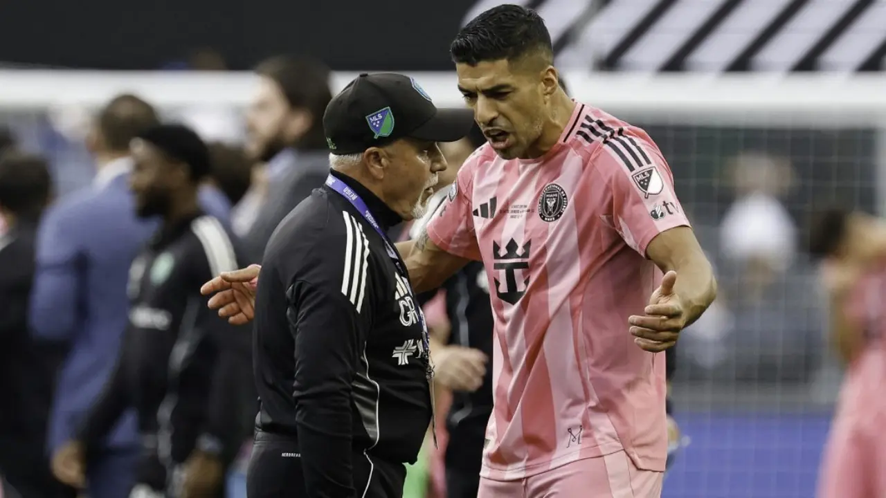 Luis Suarez Dapat Larangan Main Enam Laga karena Meludahi Staf Pelatih