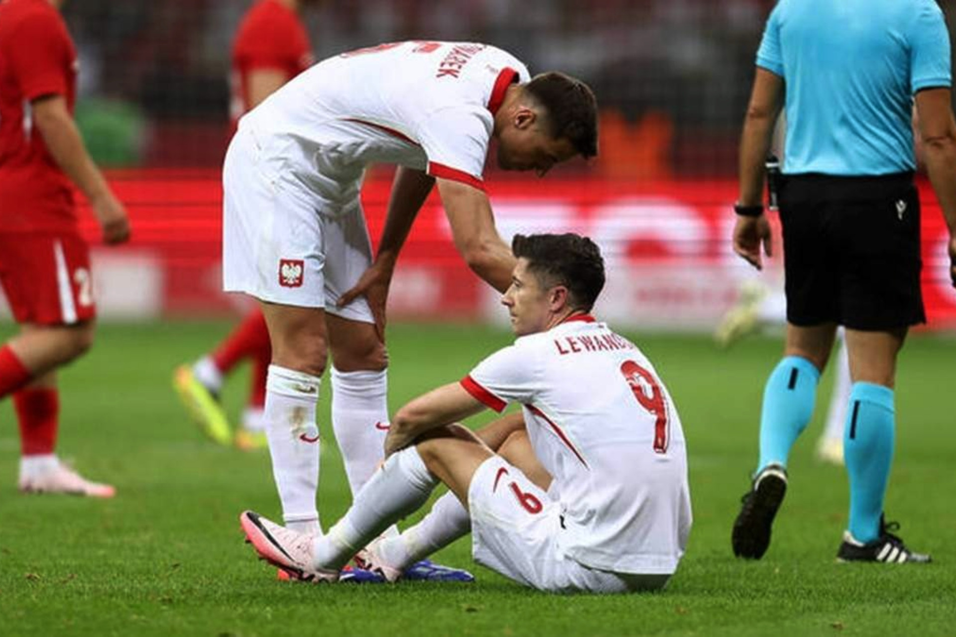 Cedera, Lewandowski Terancam Absen Bela Barcelona di El Clasico
