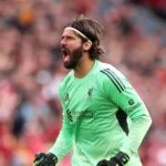 BOLAZOLA – Melatih suasana tim yang sempat terguncang, Arne Slot kembali hadir di ruang konferensi pers dengan raut wajah lebih tenang dari beberapa hari sebelumnya. Liverpool memang tengah menjalani pekan yang penuh tekanan. Mereka mencatat kekalahan 0-3 dari Nottingham Forest di Liga Inggris, lalu dipukul 1-4 oleh PSV Eindhoven di Liga Champions. Dua hasil itu membuat ruang ganti The Reds terasa memanas, sekaligus menempatkan Slot dalam sorotan tajam. Namun jelang lawatan ke markas West Ham akhir pekan ini, sang pelatih membawa satu kabar yang setidaknya bisa menarik napas lega bagi pendukung Liverpool. Yaitu soal kondisi para pemain yang sebelumnya mengalami cedera. Kembalinya Alisson, Harapan Baru di Bawah Mistar Yang pertama, sang manajer, Arne Slot memastikan bahwa Alisson Becker telah kembali berlatih penuh bersama tim. Sang kiper Brasil absen saat melawan PSV karena sakit, memaksa Giorgi Mamardashvili tampil sebagai starter. Kembalinya Alisson tentu menjadi dorongan besar bagi Liverpool yang tengah rapuh secara defensif. “Ali sudah berlatih lagi hari ini, jadi kami berharap dia tersedia untuk akhir pekan,” ujar Slot dengan nada optimistis. Stabilitas dan kepemimpinan Alisson dianggap sangat krusial, terlebih Liverpool baru saja kebobolan tujuh gol dalam dua laga. Kehadiran sang penjaga gawang andalan bisa menjadi fondasi awal untuk mengembalikan ketenangan di lini belakang. Menunggu Kondisi Wirtz & Ekitike Di sisi lain, dua pemain yang juga absen di tengah pekan, Florian Wirtz dan Hugo Ekitike, masih perlu pemantauan lebih lanjut. Slot mengonfirmasi bahwa Wirtz hampir menuntaskan proses pemulihan dan berpotensi kembali berlatih pada Sabtu. “Besok hari terakhir rehabilitasinya. Jika lancar, dia bisa berlatih bersama tim,” jelas Slot. Dua kekalahan beruntun di Liga Inggris membuat Liverpool, yang berstatus juara bertahan, terlempar ke papan bawah setelah 12 pekan. Kembalinya pemain-pemain kunci memang memberi harapan, namun Slot tetap membutuhkan reaksi cepat yakni kemenangan dari anak-anak asuhnya. Pertandingan menghadapi West Ham kini jadi ujian penting, karena tidak hanya menjaga asa ke empat besar Liga Inggris. Tapi juga pembuktian dari Liverpool, sebagai juara bertahan, apakah masih punya mental bangkit dari keterpurukan?