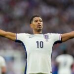 BOLAZOLA – Pelatih Timnas Inggris, Thomas Tuchel, resmi mengumumkan daftar 25 pemain yang dipanggil untuk dua laga terakhir Kualifikasi Piala Dunia 2026. Dalam skuat terbaru ini, nama Phili Foden tak terlihat, namun Jude Bellingham kembali dipanggil. Timnas Inggris akan melakoni dua laga terakhir Kualifikasi Piala Dunia 2026 menghadapi Serbia dan Albania di November ini. Kendati begitu, The Three Lions telah memastikan tiket ke putaran final usai menang telak 5-0 atas Latvia. The Three Lions kini unggul tujuh poin dari Albania di posisi kedua dengan dua pertandingan tersisa. Mereka akan menjamu Serbia di Wembley pekan depan sebelum bertandang ke Tirana pada 16 November untuk menutup perjalanan di grup. Bellingham & Foden Kembali Dipanggil Sebelum masuk ke daftar nama, Tuchel lebih dulu menjelaskan pentingnya menjaga ritme permainan meski sudah lolos ke putaran final. Ia memandang dua laga tersisa sebagai momentum mematangkan kombinasi pemain, terutama bagi para gelandang muda yang sedang berkembang pesat. Baru setelah itu, Tuchel memastikan bahwa tiga nama besar kembali masuk ke skuad. Jude Bellingham, yang absen di jeda internasional sebelumnya, dipanggil kembali setelah tampil cemerlang bersama Real Madrid. Phil Foden juga kembali ke tim setelah tampil luar biasa untuk Manchester City, termasuk dua gol kontra Borussia Dortmund di Liga Champions. Selain itu, Adam Wharton dari Crystal Palace kembali dipanggil untuk memperkuat lini tengah. Sementara gelandang Bournemouth Alex Scott mendapat panggilan pertama dalam kariernya. Ada perubahan di sektor penjaga gawang, dengan Nick Pope kembali mengisi skuad menggantikan James Trafford. Beberapa Nama Didepak, Grealish dan Lewis-Skelly Tak Masuk Daftar Beberapa nama harus tersingkir dari skuad November ini. Tuchel menjelaskan bahwa keputusan tersebut berdasarkan menit bermain dan kebutuhan taktik tim. Myles Lewis-Skelly dari Arsenal absen setelah gagal menembus starting XI sepanjang musim, sementara Morgan Gibbs-White dan Ruben Loftus-Cheek juga tidak dipanggil. Di lini depan, Jack Grealish yang mulai menunjukkan performa positif bersama Everton tetap belum mendapatkan tempat. Dengan komposisi ini, Inggris membawa campuran pemain senior dan talenta muda yang tengah bersinar. Daftar Skuat Timnas Inggris Kiper: Dean Henderson (Crystal Palace), Jordan Pickford (Everton), Nick Pope (Newcastle United) Bek: Dan Burn (Newcastle United), Marc Guehi (Crystal Palace), Reece James (Chelsea), Ezri Konsa (Aston Villa), Nico O'Reilly (Manchester City), Jarell Quansah (Bayer Leverkusen), Djed Spence (Tottenham Hotspur), John Stones (Manchester City) Gelandang: Elliot Anderson (Nottingham Forest), Jude Bellingham (Real Madrid), Jordan Henderson (Brentford), Declan Rice (Arsenal), Morgan Rogers (Aston Villa), Alex Scott (AFC Bournemouth), Adam Wharton (Crystal Palace) Penyerang: Jarrod Bowen (West Ham United), Eberechi Eze (Arsenal), Phil Foden (Manchester City), Anthony Gordon (Newcastle United), Harry Kane (Bayern Munich), Marcus Rashford (Barcelona, loan from Manchester United), Bukayo Saka (Arsenal)