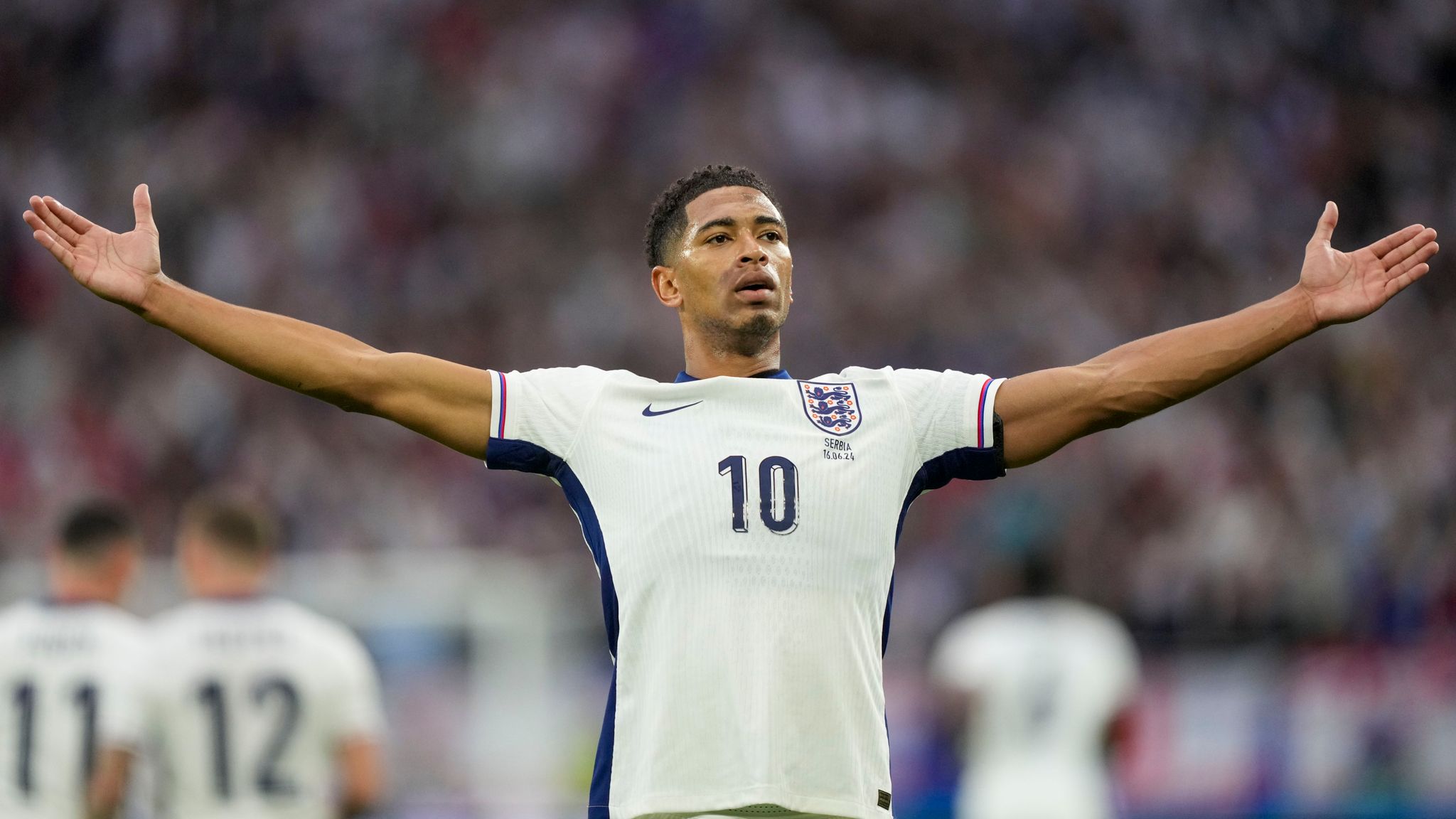 BOLAZOLA – Pelatih Timnas Inggris, Thomas Tuchel, resmi mengumumkan daftar 25 pemain yang dipanggil untuk dua laga terakhir Kualifikasi Piala Dunia 2026. Dalam skuat terbaru ini, nama Phili Foden tak terlihat, namun Jude Bellingham kembali dipanggil. Timnas Inggris akan melakoni dua laga terakhir Kualifikasi Piala Dunia 2026 menghadapi Serbia dan Albania di November ini. Kendati begitu, The Three Lions telah memastikan tiket ke putaran final usai menang telak 5-0 atas Latvia. The Three Lions kini unggul tujuh poin dari Albania di posisi kedua dengan dua pertandingan tersisa. Mereka akan menjamu Serbia di Wembley pekan depan sebelum bertandang ke Tirana pada 16 November untuk menutup perjalanan di grup. Bellingham & Foden Kembali Dipanggil Sebelum masuk ke daftar nama, Tuchel lebih dulu menjelaskan pentingnya menjaga ritme permainan meski sudah lolos ke putaran final. Ia memandang dua laga tersisa sebagai momentum mematangkan kombinasi pemain, terutama bagi para gelandang muda yang sedang berkembang pesat. Baru setelah itu, Tuchel memastikan bahwa tiga nama besar kembali masuk ke skuad. Jude Bellingham, yang absen di jeda internasional sebelumnya, dipanggil kembali setelah tampil cemerlang bersama Real Madrid. Phil Foden juga kembali ke tim setelah tampil luar biasa untuk Manchester City, termasuk dua gol kontra Borussia Dortmund di Liga Champions. Selain itu, Adam Wharton dari Crystal Palace kembali dipanggil untuk memperkuat lini tengah. Sementara gelandang Bournemouth Alex Scott mendapat panggilan pertama dalam kariernya. Ada perubahan di sektor penjaga gawang, dengan Nick Pope kembali mengisi skuad menggantikan James Trafford. Beberapa Nama Didepak, Grealish dan Lewis-Skelly Tak Masuk Daftar Beberapa nama harus tersingkir dari skuad November ini. Tuchel menjelaskan bahwa keputusan tersebut berdasarkan menit bermain dan kebutuhan taktik tim. Myles Lewis-Skelly dari Arsenal absen setelah gagal menembus starting XI sepanjang musim, sementara Morgan Gibbs-White dan Ruben Loftus-Cheek juga tidak dipanggil. Di lini depan, Jack Grealish yang mulai menunjukkan performa positif bersama Everton tetap belum mendapatkan tempat. Dengan komposisi ini, Inggris membawa campuran pemain senior dan talenta muda yang tengah bersinar. Daftar Skuat Timnas Inggris Kiper: Dean Henderson (Crystal Palace), Jordan Pickford (Everton), Nick Pope (Newcastle United) Bek: Dan Burn (Newcastle United), Marc Guehi (Crystal Palace), Reece James (Chelsea), Ezri Konsa (Aston Villa), Nico O'Reilly (Manchester City), Jarell Quansah (Bayer Leverkusen), Djed Spence (Tottenham Hotspur), John Stones (Manchester City) Gelandang: Elliot Anderson (Nottingham Forest), Jude Bellingham (Real Madrid), Jordan Henderson (Brentford), Declan Rice (Arsenal), Morgan Rogers (Aston Villa), Alex Scott (AFC Bournemouth), Adam Wharton (Crystal Palace) Penyerang: Jarrod Bowen (West Ham United), Eberechi Eze (Arsenal), Phil Foden (Manchester City), Anthony Gordon (Newcastle United), Harry Kane (Bayern Munich), Marcus Rashford (Barcelona, loan from Manchester United), Bukayo Saka (Arsenal)