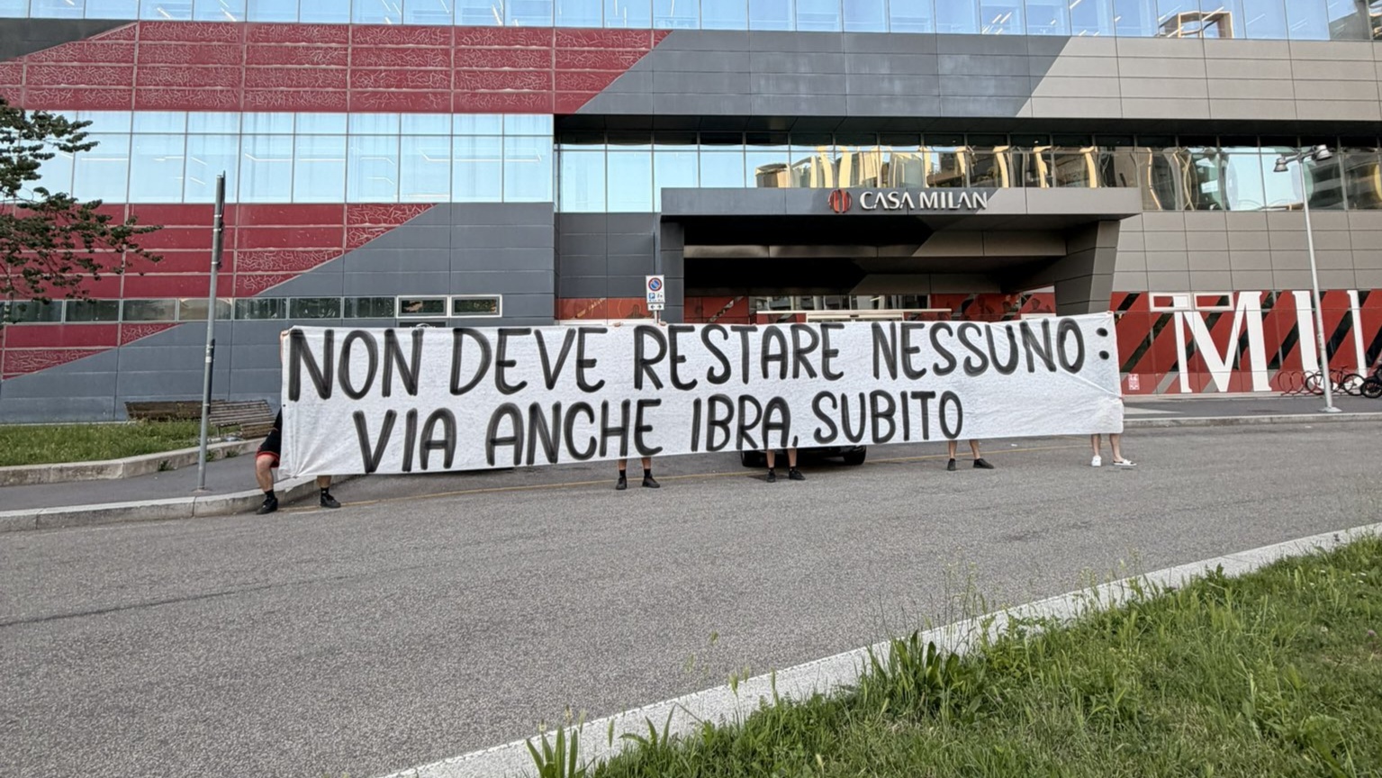 Ultras AC Milan Mengamuk, Minta Zlatan Ibrahimovic Ikut Dipecat