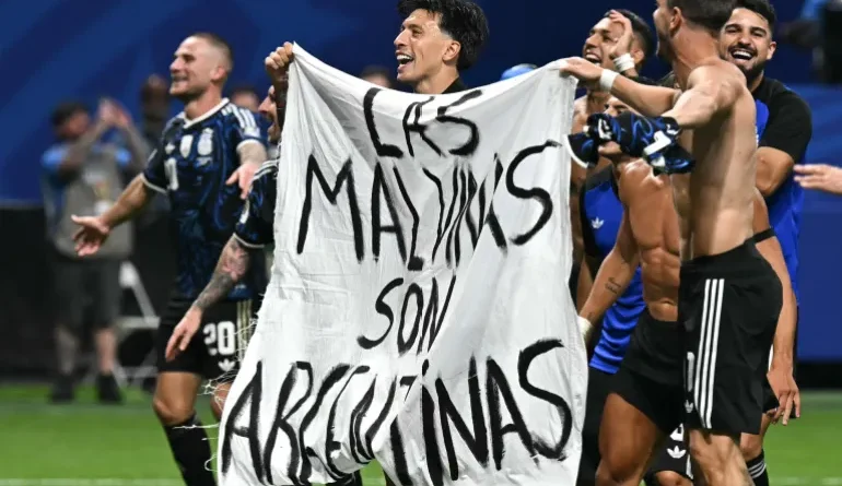 FIFA Selidiki Aksi Kontroversial Pemain Argentina Bentangkan Spanduk ‘Las Malvinas son Argentinas’
