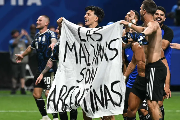FIFA Selidiki Aksi Kontroversial Pemain Argentina Bentangkan Spanduk ‘Las Malvinas son Argentinas’
