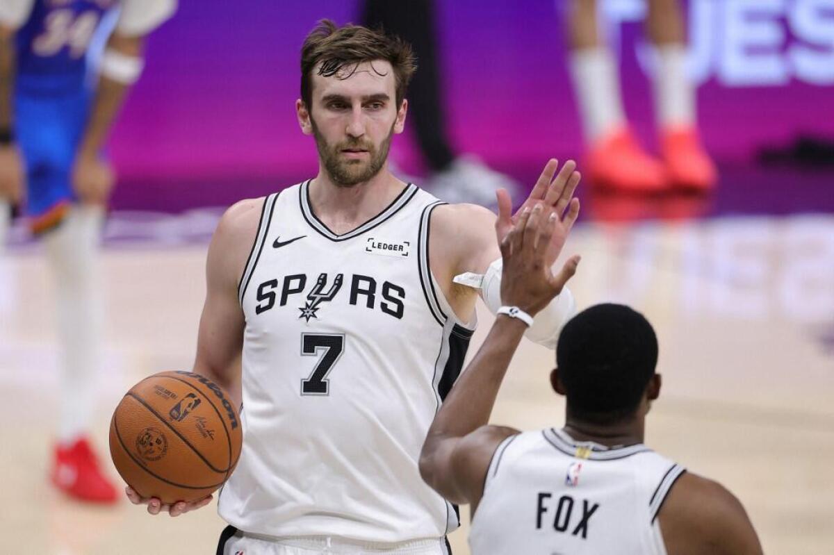 Luke Kornet Ajak LeBron James Gabung Spurs Lewat Voice Note, Isinya Bikin Fans NBA Ketawa